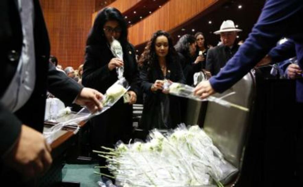Diputados colocan flores en curul de Carmen Medel
