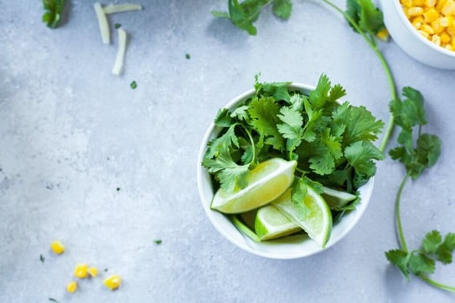 Prepara jugo de limón con jengibre y perejil para quemar grasa