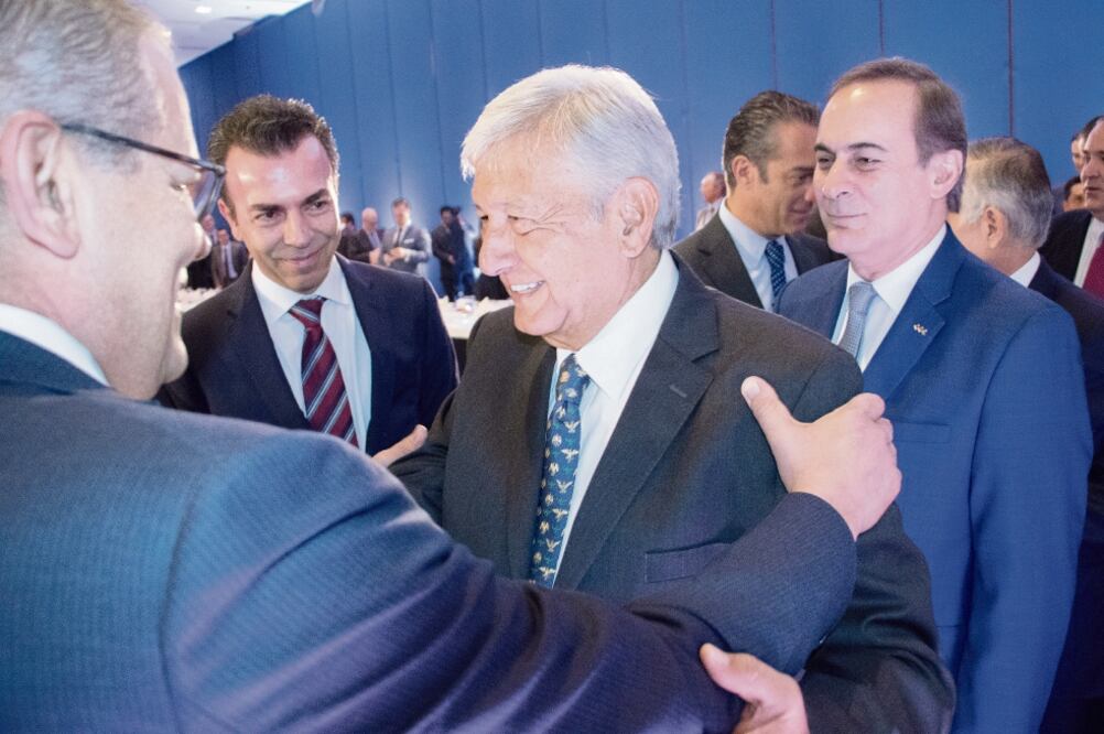 El virtual presidente electo Andrés Manuel López Obrador serenó y dio confianza al Consejo Coordinador Empresarial (CCE), integrado por los hombres de negocios más importantes del país, en una reunión privada. En campaña, intercambiaron críticas. (CUART)