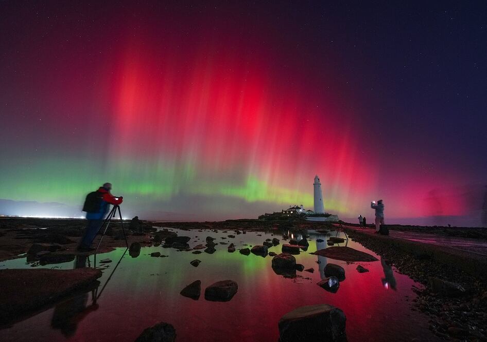 Una aurora boreal brilla en el cielo sobre el faro de Santa María en Whitley Bay, Inglaterra. FOTO: AP