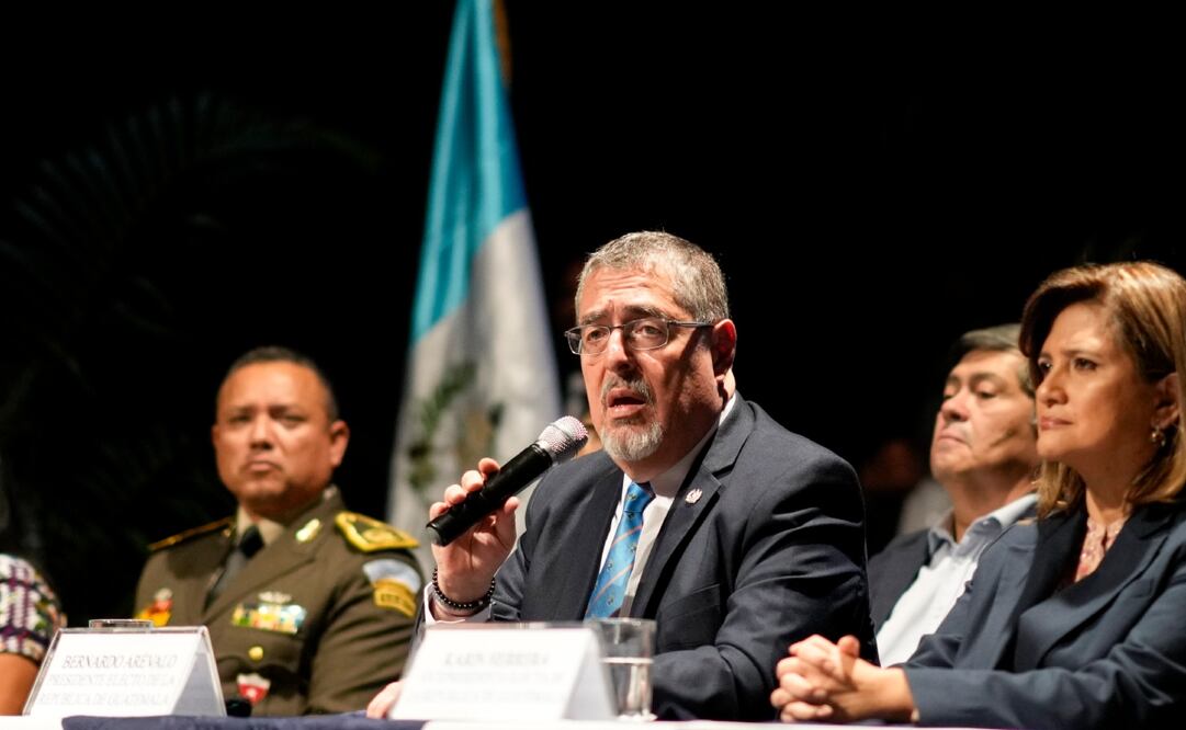 El presidente electo de Guatemala, Bernardo Arévalo, al centro, y su vicepresidenta electa, Karin Herrera, a la derecha, dan una conferencia de prensa con su gabinete ministerial en el Centro Cultural Miguel Ángel Asturias en la Ciudad de Guatemala, el lunes 8 de enero de 2024. Arévalo tomará posesión el 14 de enero. Foto: AP. Moisés Castillo