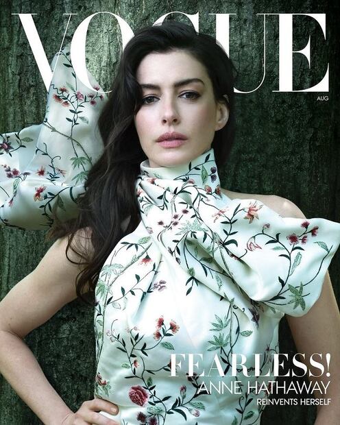 Anne Hathaway en Givenchy en Vogue Magazine de agosto. Foto: Especial. Vogue Magazine (Annie Leibovitz)
