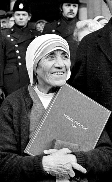 Fotografía de archivo tomada el 12 de diciembre de 1979 que muestra a la Madre Teresa en Oslo tras recibir el Premio Nobel de la Paz. EFE/Stringer.
