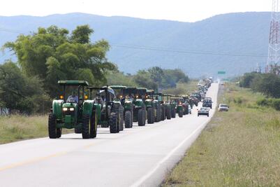 Con tractores, campesinos protestan en Tamaulipas