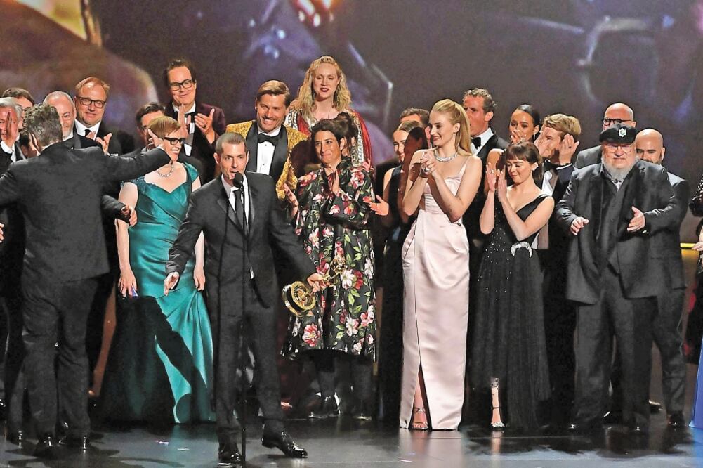Elenco y equipo de Game of thrones, que concluyó este año, subieron a recibir sus últimos Emmy. En total obtuvieron 12 de 32 a los que aspiraban. Foto/AGENCIAS