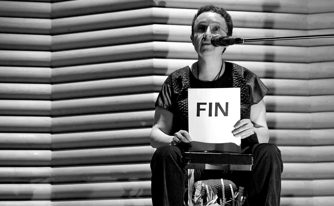 Hay que olvidar la historia para no repetirla, 2010, performance de Mónica Mayer. Proyecto “Eficiencia”, MUAC. Foto: Cortesía Antonio Juárez/Mónica Mayer