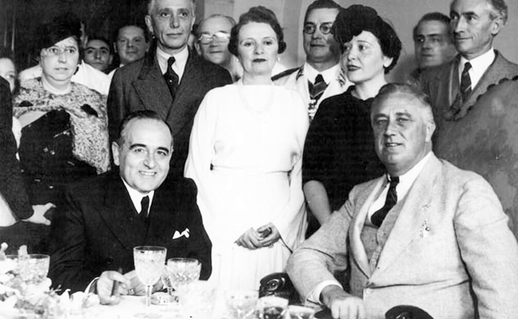 Getúlio Vargas y el presidente estadounidense, Franklin D. Roosevelt, 1936. Ante el suicidio del brasileño, el mandatario mexicano, Adolfo Ruíz Cortines, envió sus condolencias por la “trágica muerte del excelentísimo presidente Getúlio Vargas, cuya amistad por México siempre la tendremos presente”. Foto: Wikimedia Commons