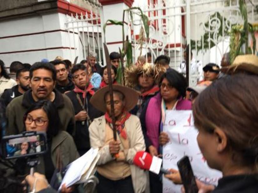 Comuneros de Atenco entregan documento en oficinas de AMLO y reclaman consulta