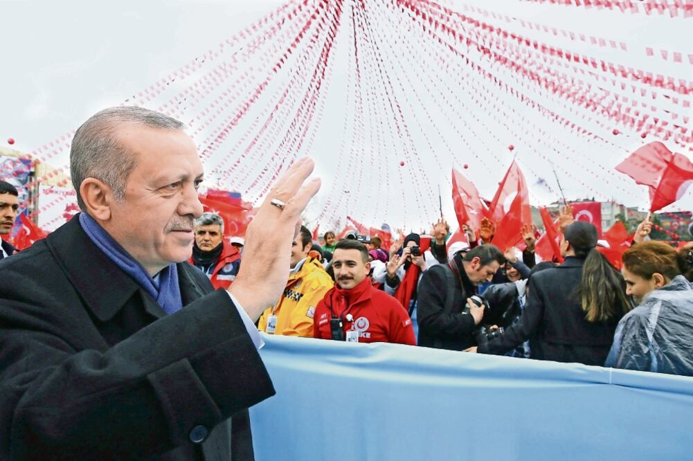 El presidente turco, Recep Tayyip Erdogan (i), saluda a los asistentes de un acto ceremonial de inauguración de instalaciones en Sakarya, en el que volvió a criticar a Holanda por no permitir un mitin electoral a su favor (EFE)