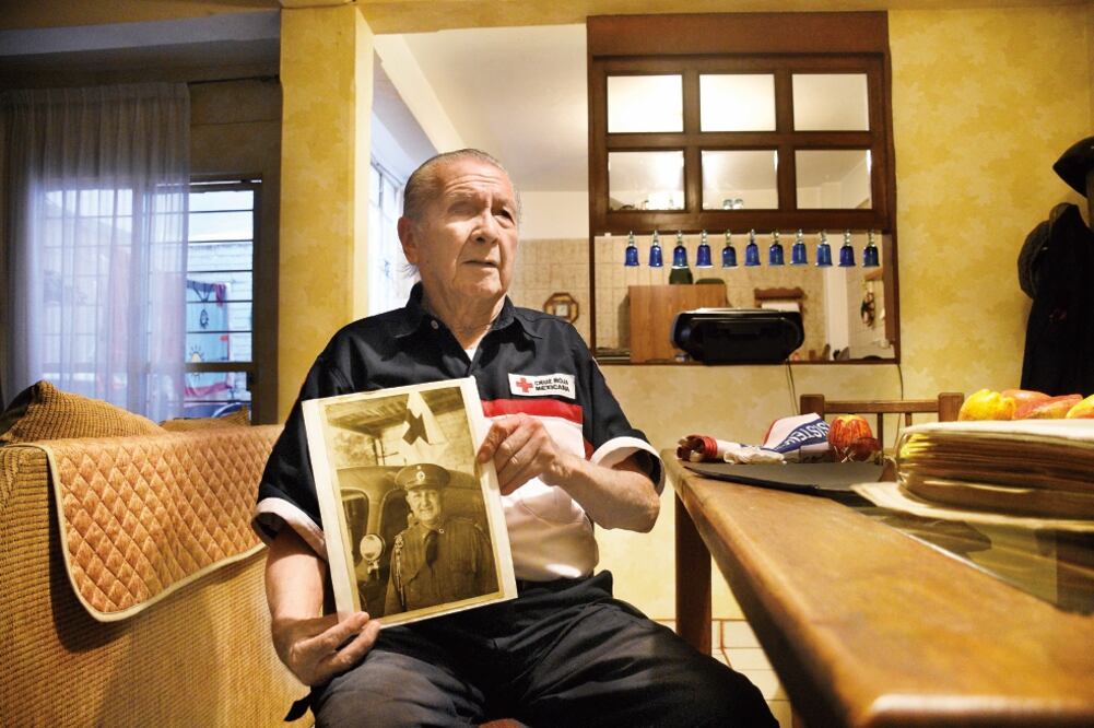 Eduardo Muñana Sánchez ha vivido rescatando víctimas como paramédico voluntario de la Cruz Roja Mexicana en los sismos de 1957, 1985 y de este 2017. (BERENICE FREGOSO. EL UNIVERSAL)