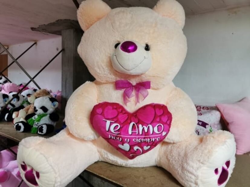 Pandemia no frena producción de muñecos de peluche en Xonacatlán