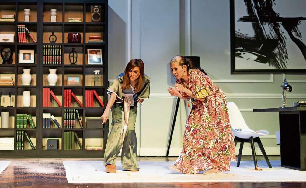 Biby es Julia, una mujer obsesionada con el orden, y actúa junto a Dalilah Polanco, quien interpreta a Catalina, su hermana mayor. Foto: Mejor Teatro