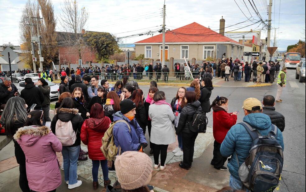 La gente sale a las calles en Punta Arenas, Chile, el 2 de mayo de 2025, tras un fuerte terremoto de magnitud 7.5 que azotó el sur de Chile. El Servicio Geológico de Estados Unidos (USGS) indicó que el sismo se produjo en el Pasaje de Drake a una profundidad de 10 kilómetros. Foto: AFP