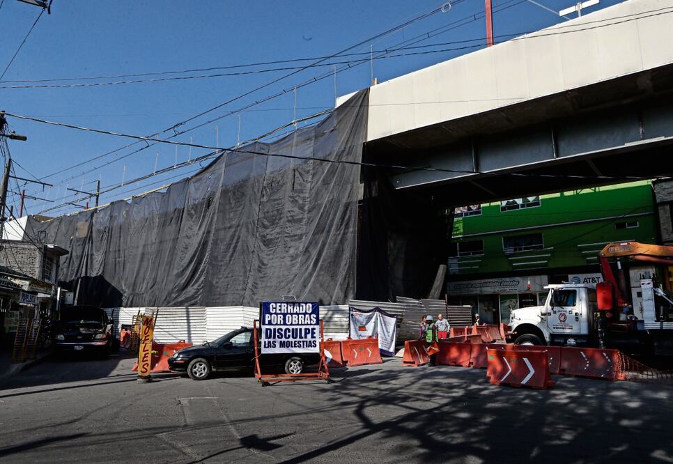Con la colocación de tres nuevas trabes y puntales metálicos se atenderán los 50 centímetros de pandeo que presentó la estructura original, dijo secretario. Foto: Gabriel Pano / El Universal