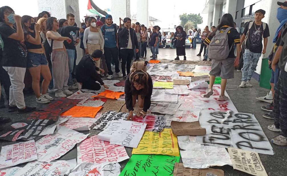 Los estudiantes de la UNAM caminaron más de 3 kilómetros, incluso bajo una tupida lluvia desde el CCH Naucalpan hasta la alcaldía. Foto: Especial