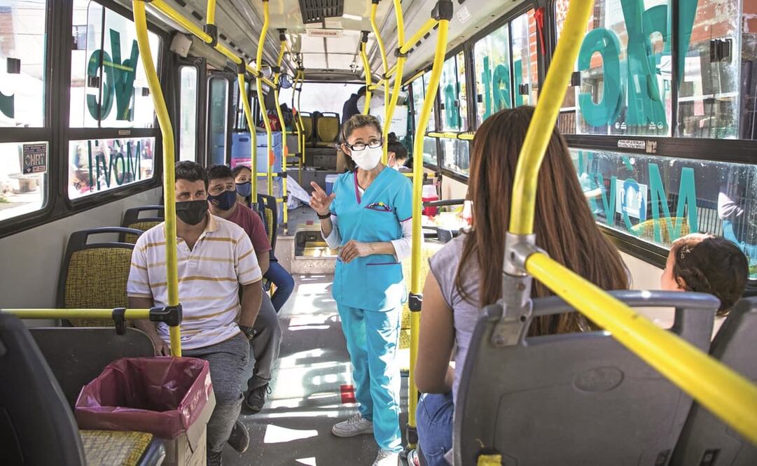 Una trabajadora de salud, antes de vacunar contra Covid a personas en José León Suárez, Argentina. Foto: Martín Zabala. Xinhua
