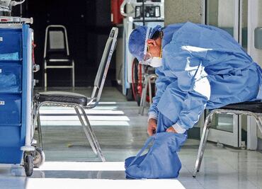 Mexican doctor visits COVID-19 survivors at home