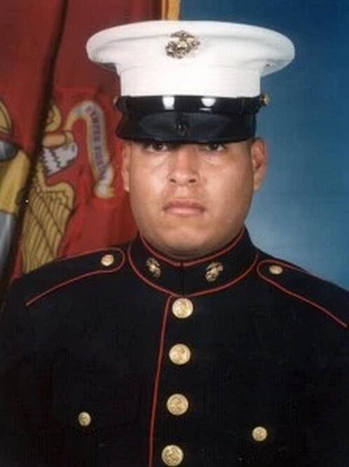 Su muerte, de acuerdo con testimonios, ocurrió cuando recibió un disparo letal en la cabeza. Mortalmente herido, alcanzó una granada de fragmentación lanzada por el enemigo y la cubrió con su cuerpo para salvar a sus colegas Foto: Marine corps