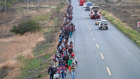 Obligan a migrantes a cruzar el país a pie