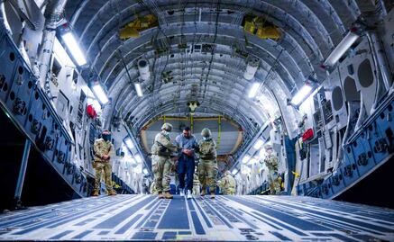 EU envía a El Salvador a otras 17 personas, pese a bloqueo de juez; afirma que son “criminales violentos”