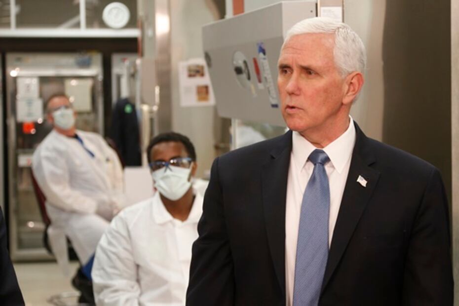 Pence ignora medidas de sanidad por Covid-19 durante visita a hospital en EU