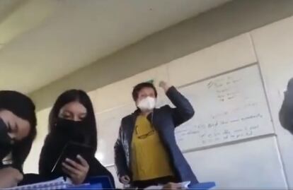 “Que se te quite lo retrasado mental”: Exhiben en VIDEO a maestra de Puebla insultando a sus alumnos