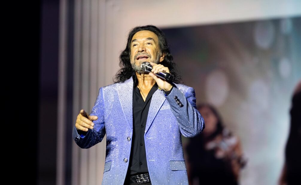 El cantautor mexicano Marco Antonio Solís, “el Buki”, en su concierto Más cerca de ti Wourld Tour 2025 en el Estadio GNP, de la Ciudad de México. Fotos: Hugo Salvador El Universal