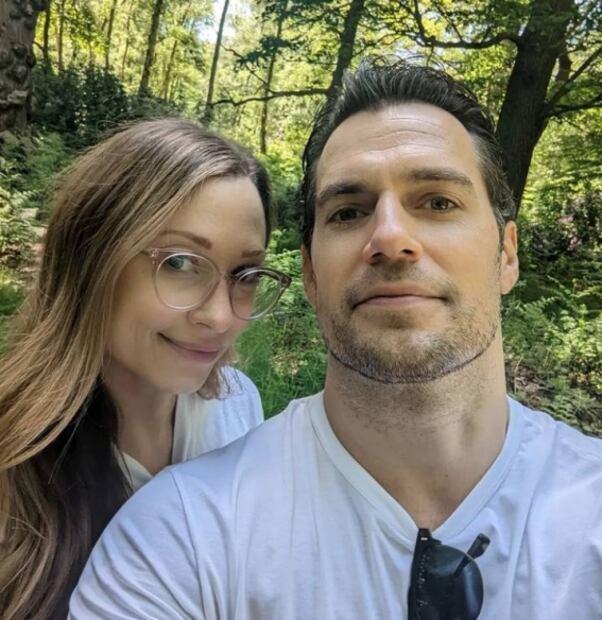El corazón de Henry Cavill ya tiene dueña, ella es su novia 