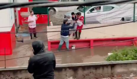 Reconocerán a 3 jóvenes de la Cruz Roja que rescataron a familia en inundación de Ecatepec