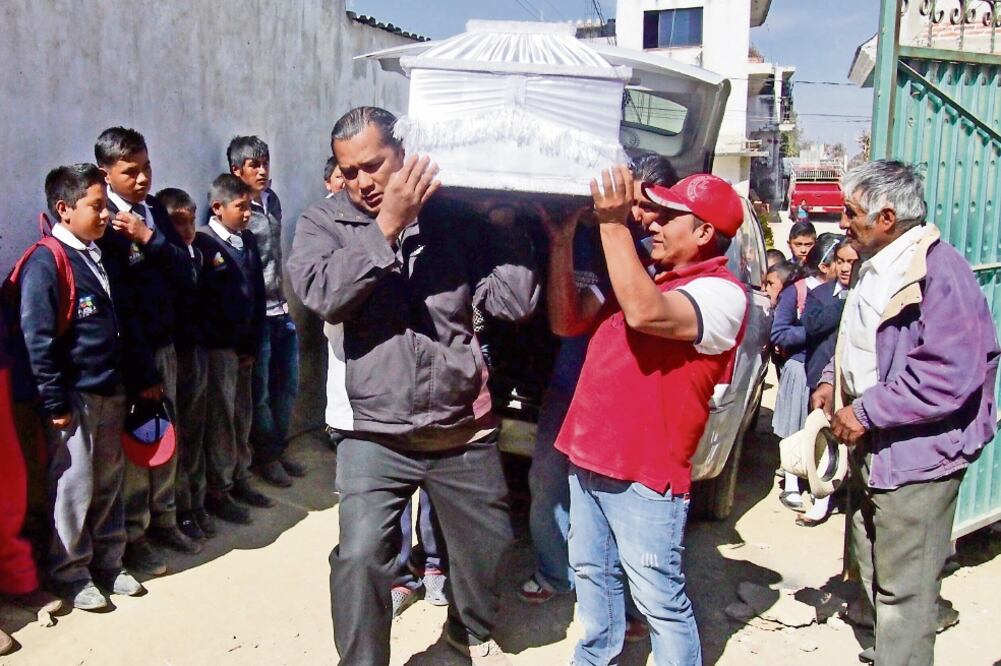 Tragedia. Entre las víctimas del accidente hay seis niños de la comunidad de Santa María Nepopualco (OMAR CONTRERAS. EL UNIVERSAL)