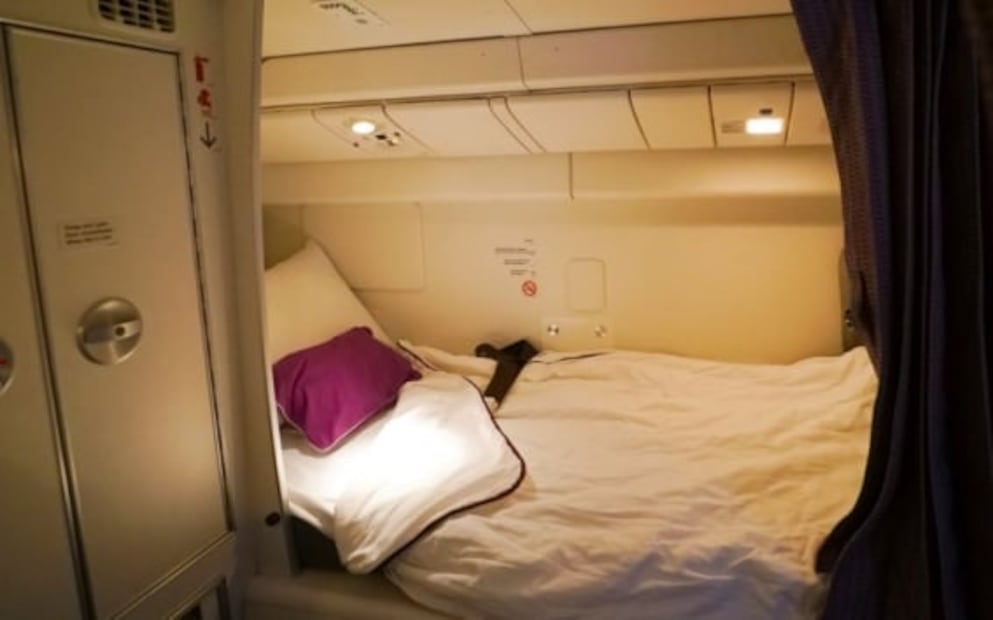 Las cabinas secretas donde duermen sobrecargos y pilotos en vuelos largos