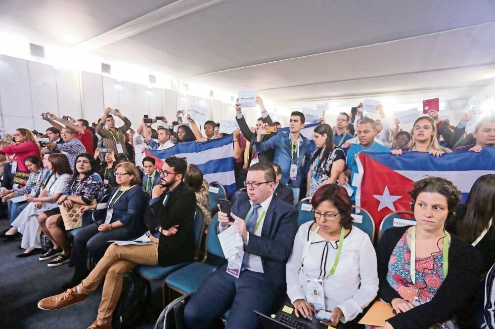 Cubanos oficialistas y venezolanos irrumpieron en un encuentro entre lídere s de gobierno y sociedad civil, en el marco de las actividades de la cumbre (ALBERTO VALDERRAMA. EFE)