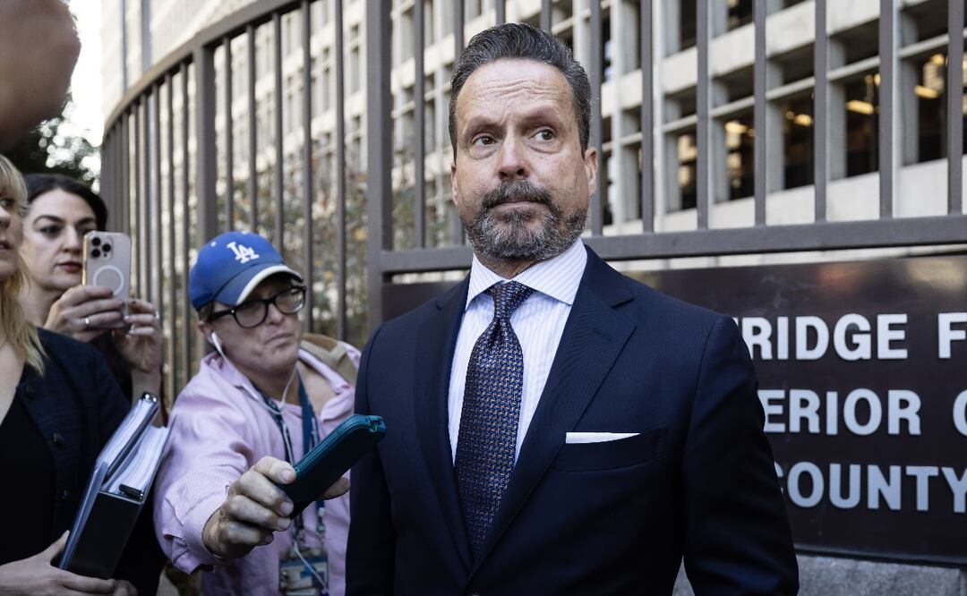 El abogado defensor estadounidense Alan Jackson (der.), representante de Nick Reiner, hijo del difunto director de Hollywood Rob Reiner, habla con los medios sobre su cliente frente al juzgado penal en Los Ángeles, California.
FOTO: EFE/EPA/TED SOQUI.