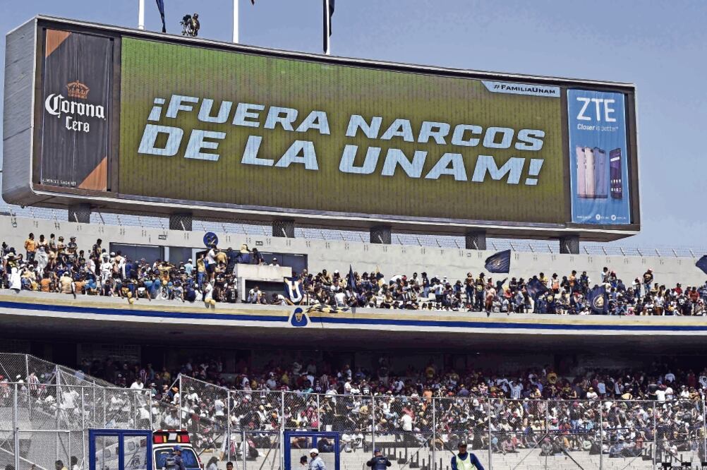 En el Estadio Olímpico Universitario, las expresiones contra la venta de droga en sus instalaciones no se hicieron esperar, luego de la balacera que dejó dos presuntos narcomenudistas muertos, el pasado viernes.(AFP)
