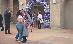 “Mi mamá trabajó para que me graduara y no la pude abrazar”; Jóvenes latinos se gradúan sin sus padres