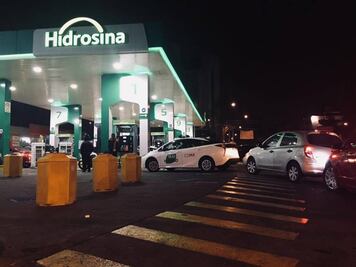 Automovilistas llegan a gasolineras desde temprana hora en búsqueda de combustible