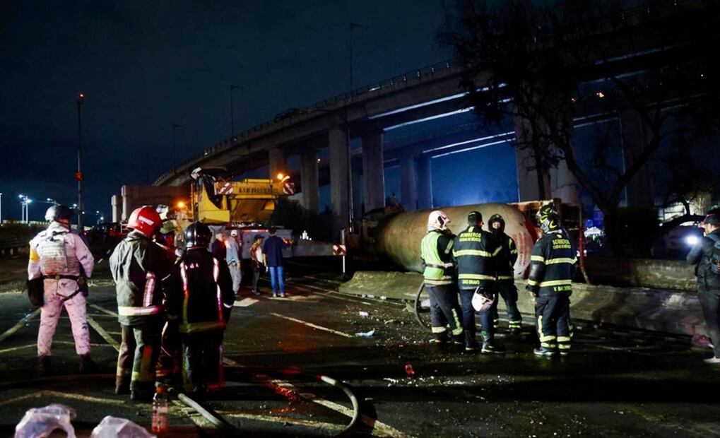 Por la noche inició el retiro de la pipa que explotó en el bajo Puente de la Concordia, el miércoles 10 de septiembre de 2025. Foto: Valente Rosas/EL UNIVERSAL