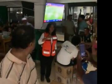 VIDEO: Critican a alcaldesa de Acapulco por disfrutar con cervezas partido de futbol