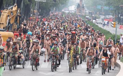 Ciclistas nudistas ruedan contra tráfico en CDMX