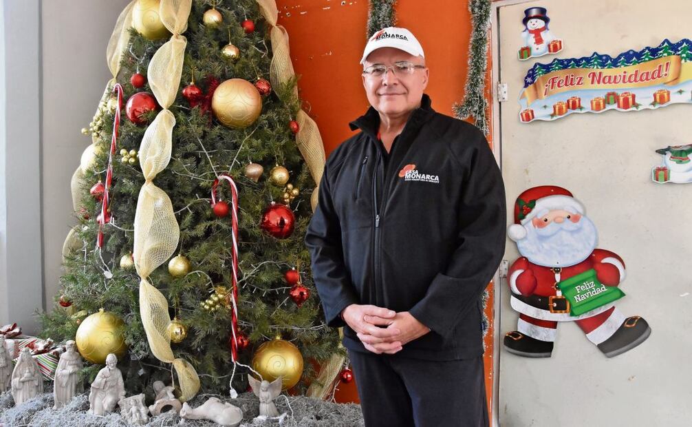 El padre Luis Eduardo Zavala abrió la Casa Monarca en Nuevo León para brindar atención médica, alimento, estadía y educación a los migrantes. Foto: Emilio Vázquez | El Universal (23/12/2024)