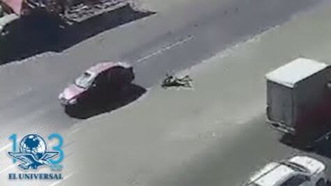 Captan momento en que automovilista embiste a joven en Ecatepec