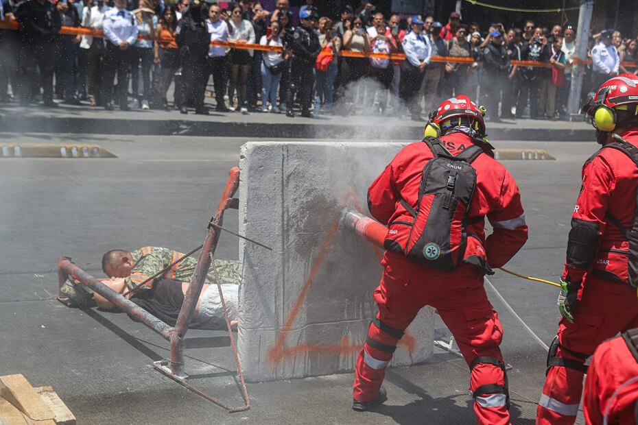En el simulacro también participaron elementos de la Secretaría de la Defensa Nacional (Defensa), de Protección Civil y de los Bomberos Capitalinos. (Foto: Gabriel Pano/ EL UNIVERSAL)