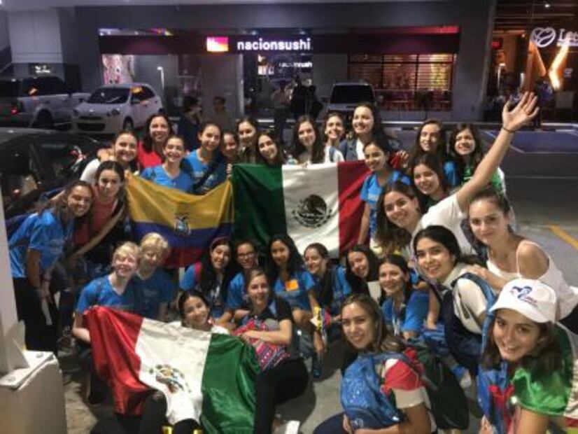 Jóvenes mexicanos ríen, bailan y lloran de alegría en Panamá por visita papal