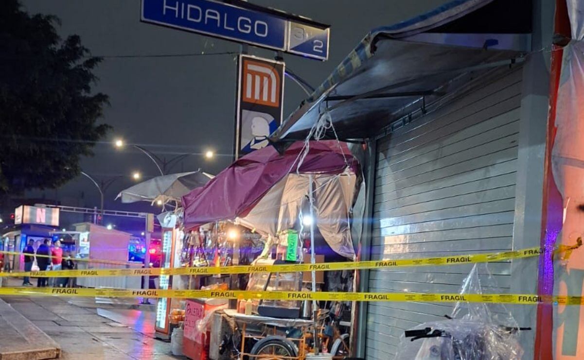 Un hombre fue asesinado frente al Metro Hidalgo la noche de este viernes. Foto: BRENDA MARTINEZ