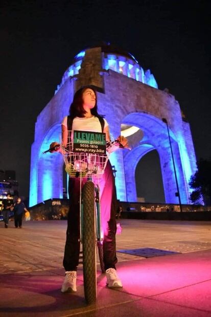 Rodada nocturna de Baby Yoda en CDMX, a bordo de bicis con luces led