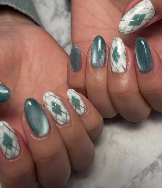 Uñas argyle en versión más elegante. Foto: Instagram @emi_aoki_nails