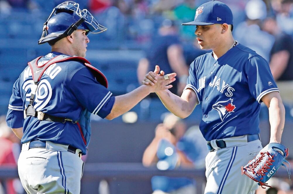 El relevista de los Blue Jays (der.) tendrá participación en el JE. (KATHY WILLENS. AP)