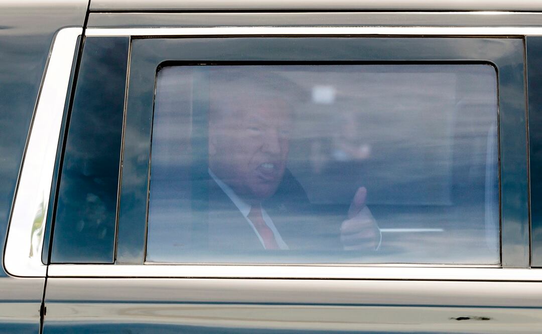 El expresidente estadounidense Donald Trump da un pulgar hacia arriba desde su automóvil cuando llega al campo de golf Trump National Doral Miami el día antes de su comparecencia. Foto: EFE