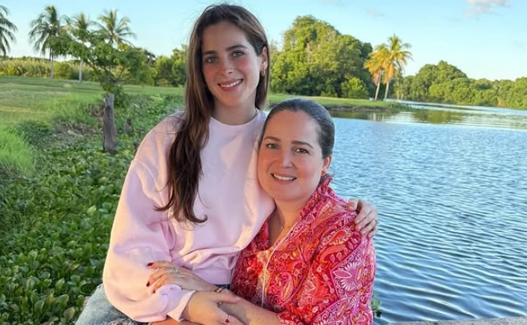 Fátima Bosch con su madre, quien la defiende las críticas y aplaude su triunfo en Miss Universo 2025.