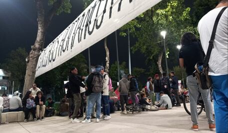 Crónica. “¡Banda!, ya van a dar las 8, y como saben hay que desalojar el espacio”; así es la noche en un campamento 420